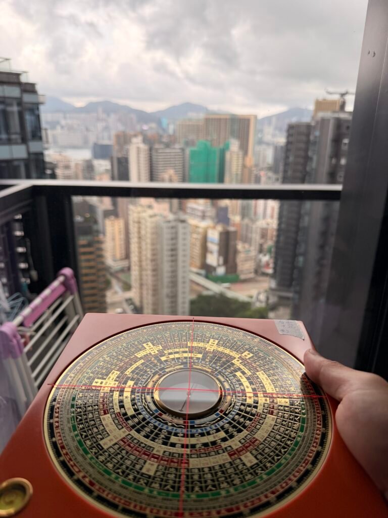 香港風水師使用羅庚進行風水分析
