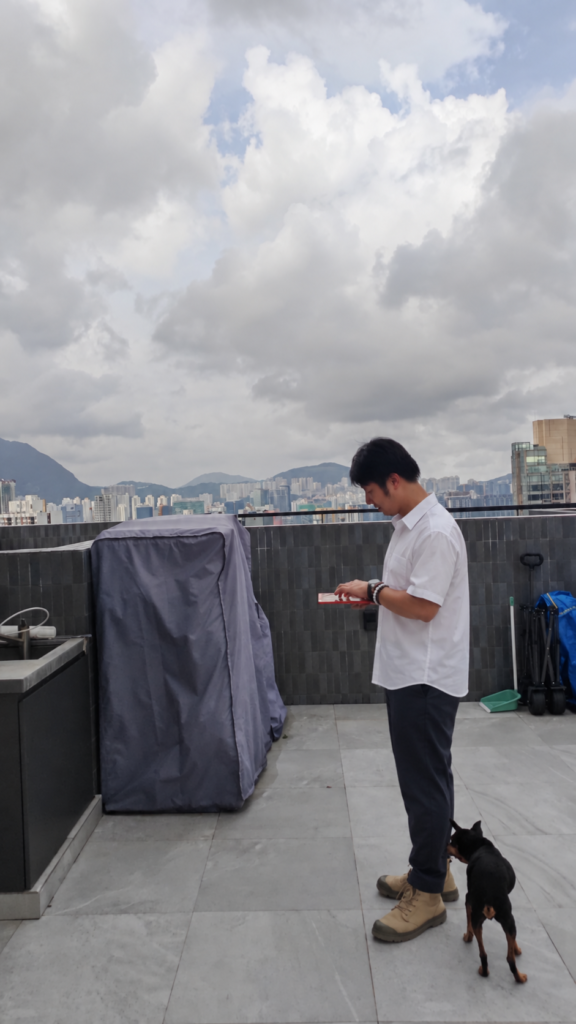 言師傅於天台觀察周邊環境