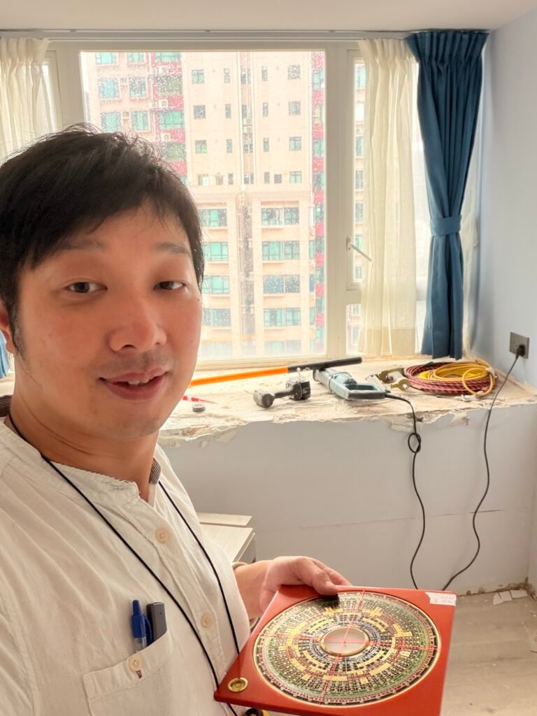 言師傅於裝修中單位進行風水勘察
