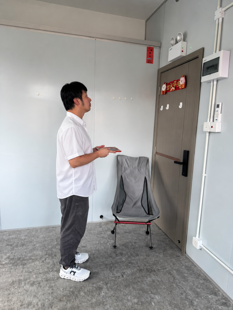 言師傅於地盤辦公室進行風水勘察