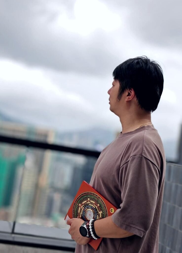 言師傅於露台手持羅盤觀察外環境